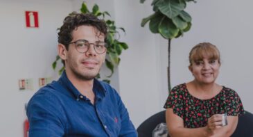 Blog CTA - Studenten posieren in unserer Lounge