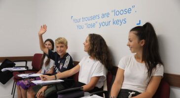 Des adolescents lors de leur programme de préparation aux examens à BELS