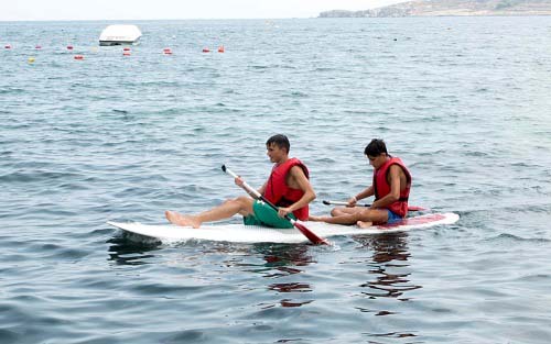 Ragazzi partecipano al corso SUP a Malta e altri sport acquatici