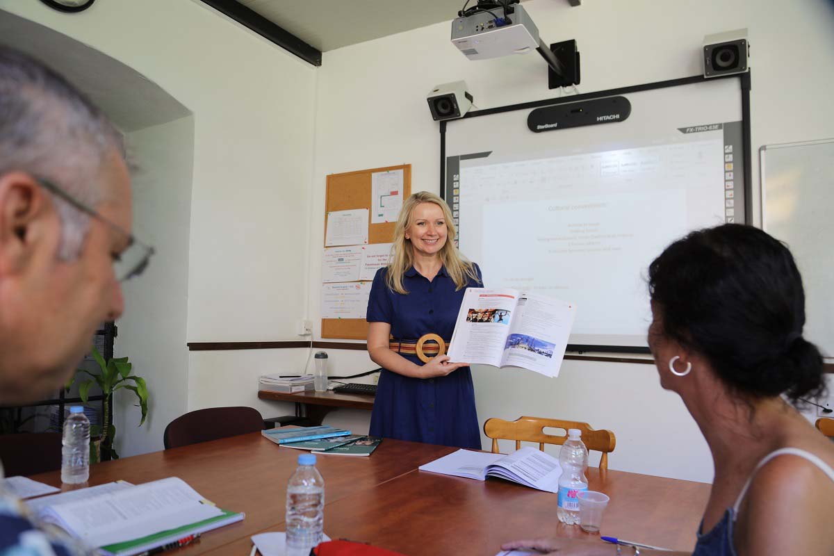 Estudiantes participando en cursos de inglés general estándar