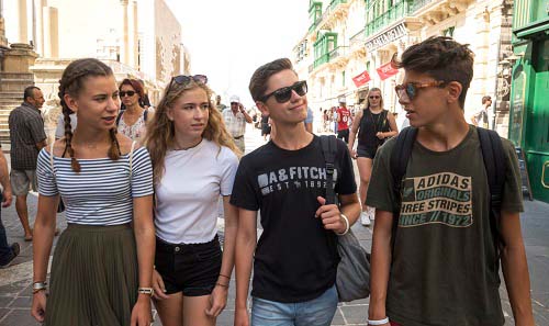 Adolescentes em Valetta como parte dos programas de estudo com passeios da BELS