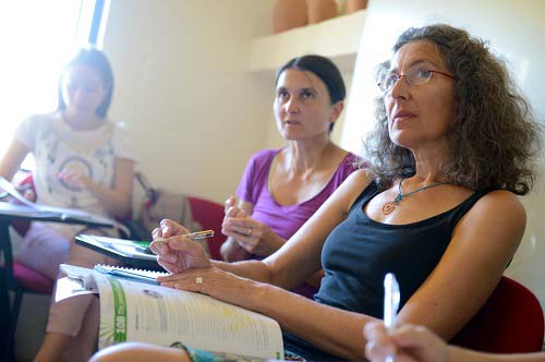 Trois adultes pendant leurs cours d'anglais à Malte