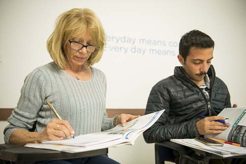 Due studenti si esercitano insieme durante la loro lezione di inglese a Malta