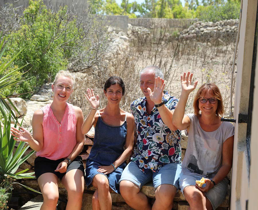 Actividades divertidas en inglés para adultos en BELS Gozo - estudiantes en el jardín