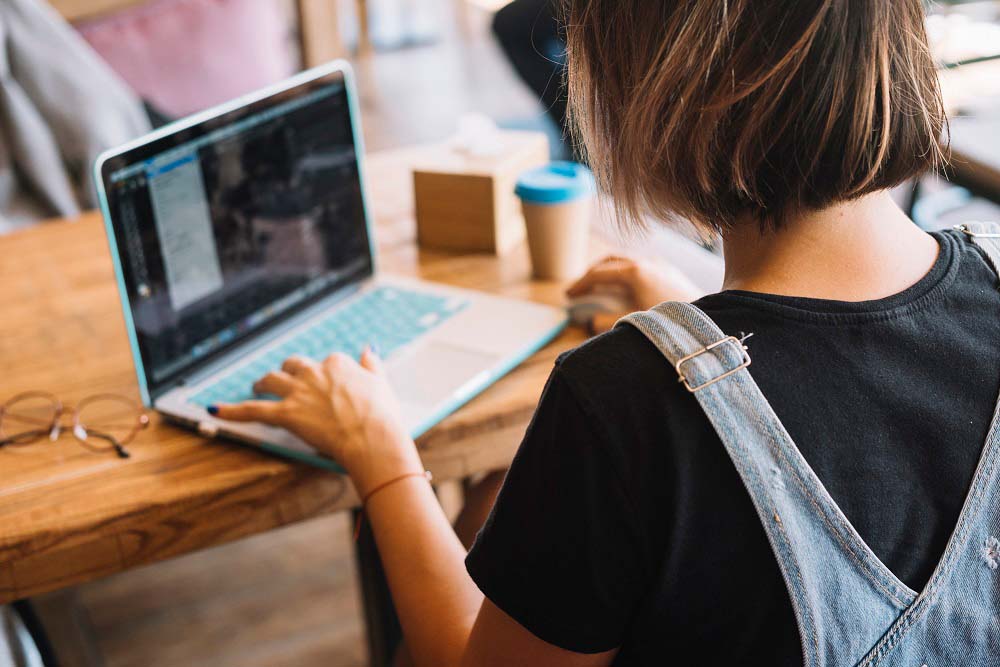 Studenti na hodinách obchodní angličtiny v online jazykové škole