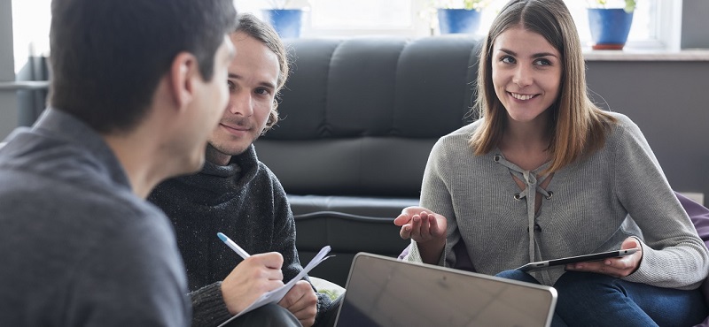 des étudiants pendant les cours d'anglais des affaires et commercial avec BELS Malta