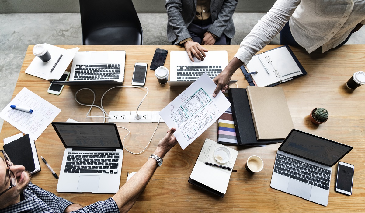 grupo de personas en una reunión de trabajo en inglés