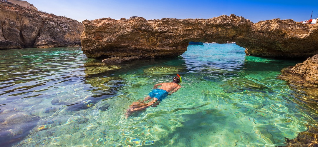Malta plajlarının berrak sularında şnorkelli yüzme