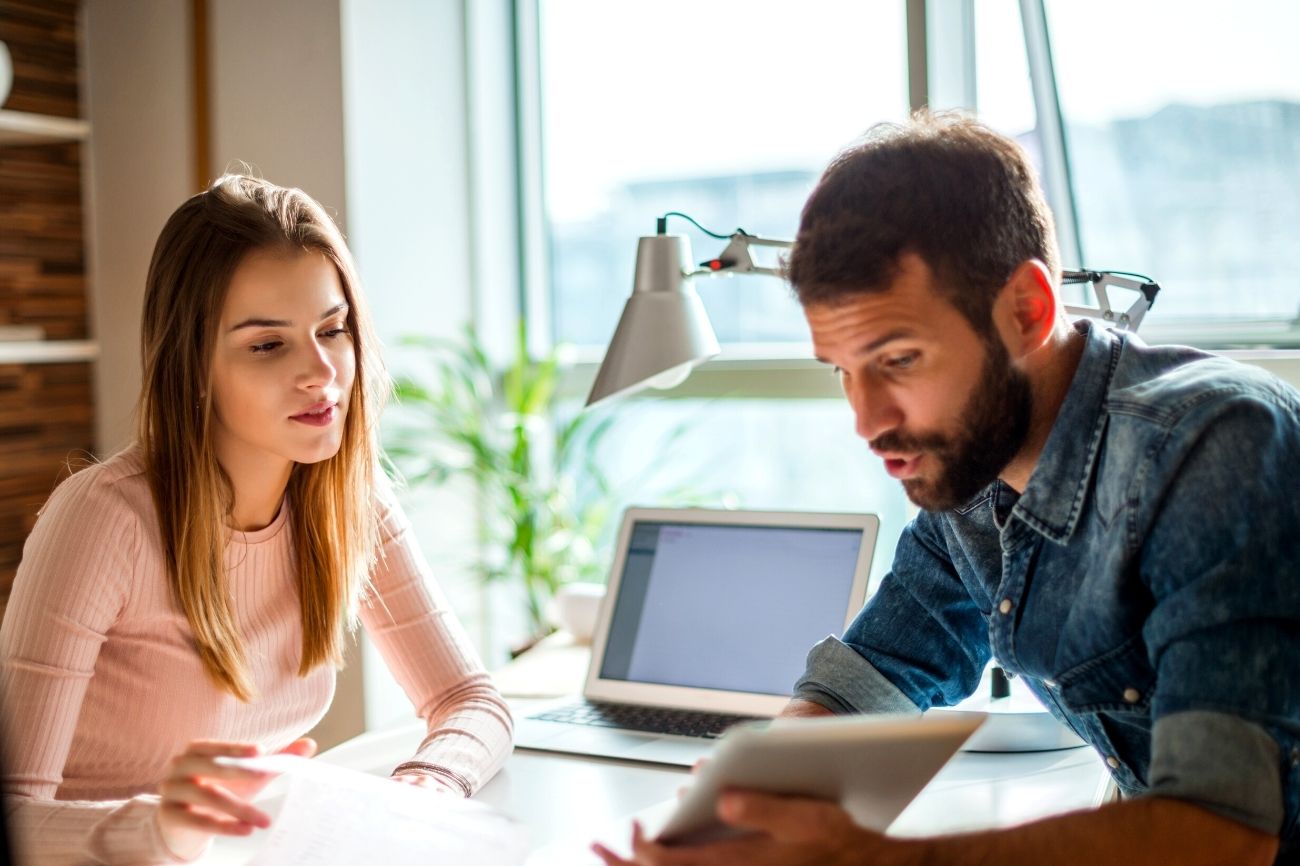 due studenti che frequentano uno dei nostri corsi aziendali incentrati sulla comunicazione in inglese commerciale a malta