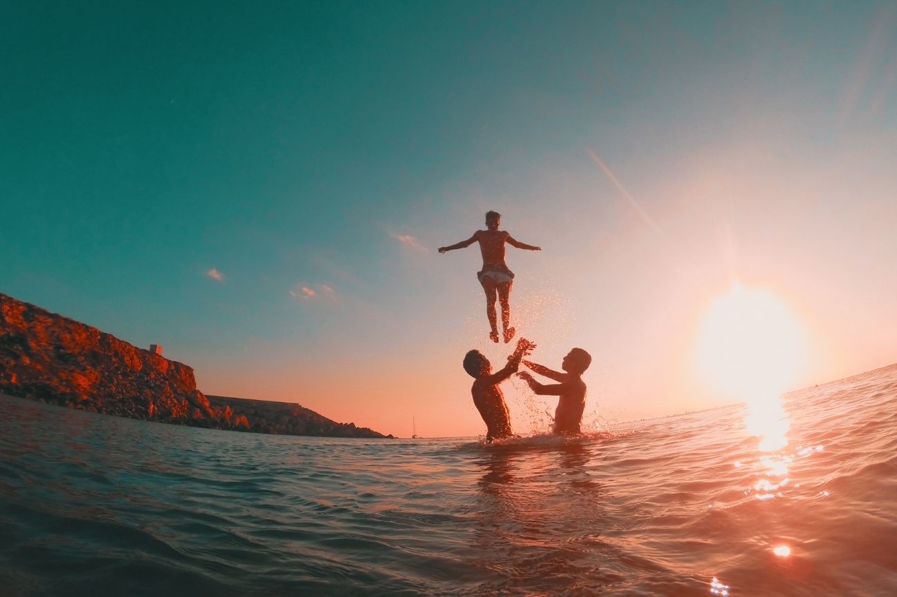 Séjour linguistique et vacances d'été à Malte - jeunes s'amusant dans l'eau