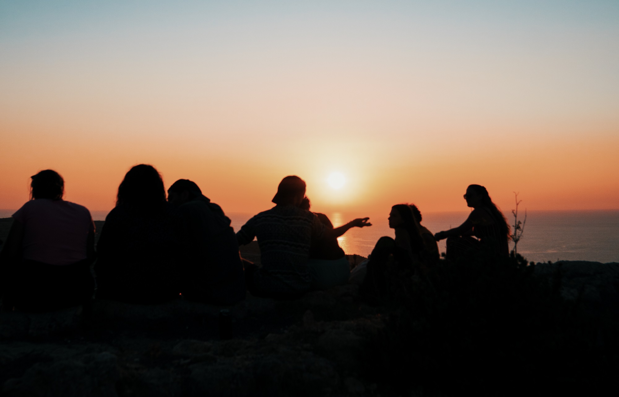 Contactez nous pour des vacances inoubliables à Malte avec nos cours d'anglais - jeunes au coucher de soleil