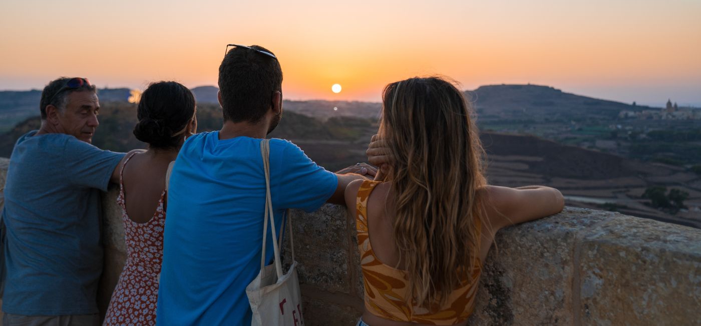 Etudiants de BELS devant le coucher de soleil à Gozo