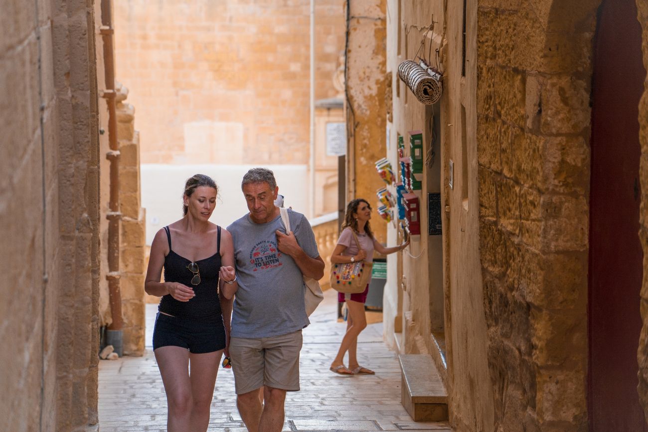 Ein paar BELS-Schüler gehen durch die Citadella Gozo in Malta